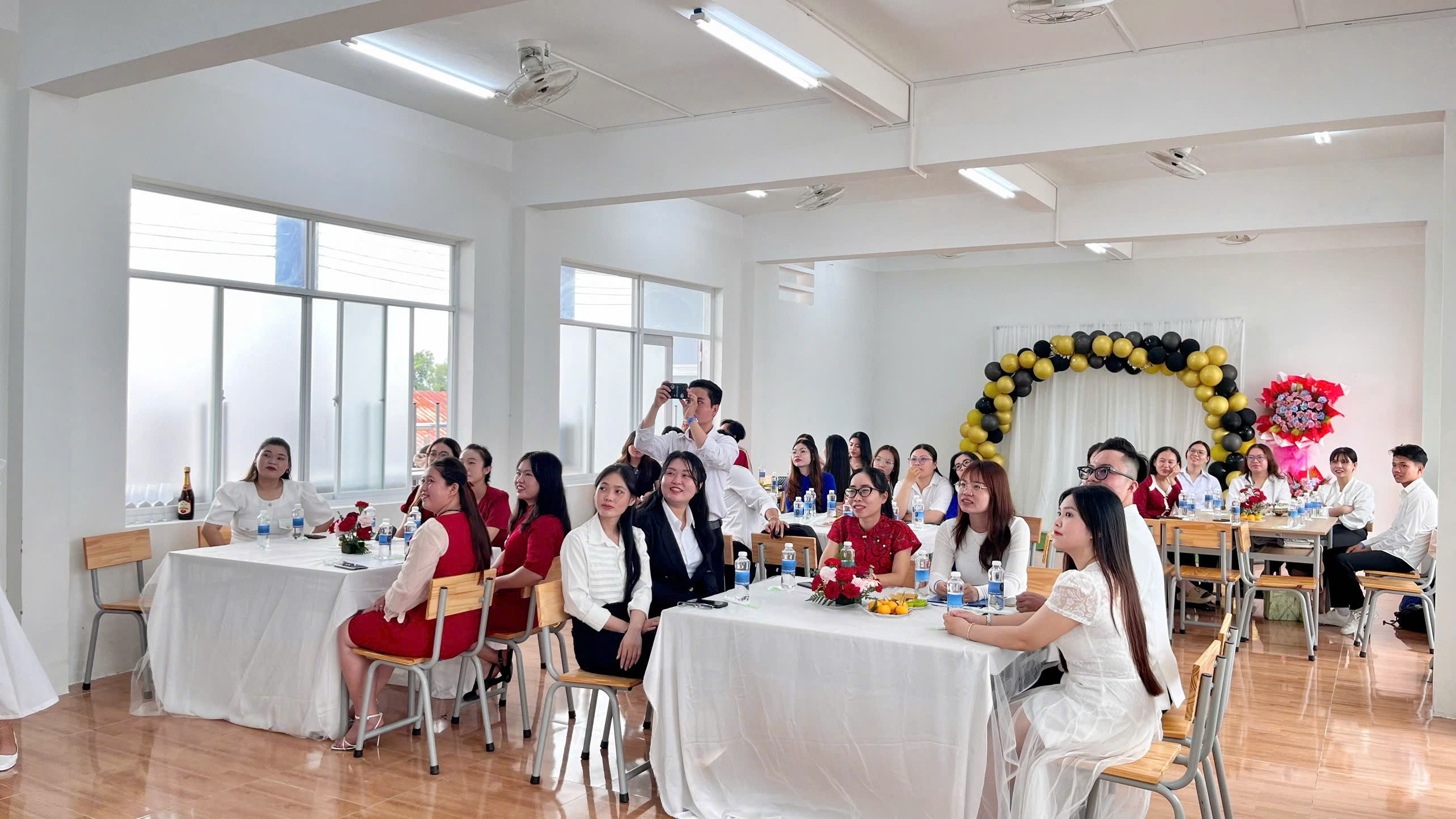 SINH VIÊN LỚP 16DNV THỰC HÀNH TỔ CHỨC SỰ KIỆN